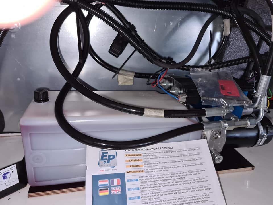„E&P Hydraulics“ hidraulinės išlyginimo sistemos montavimas į HYMER kemperį