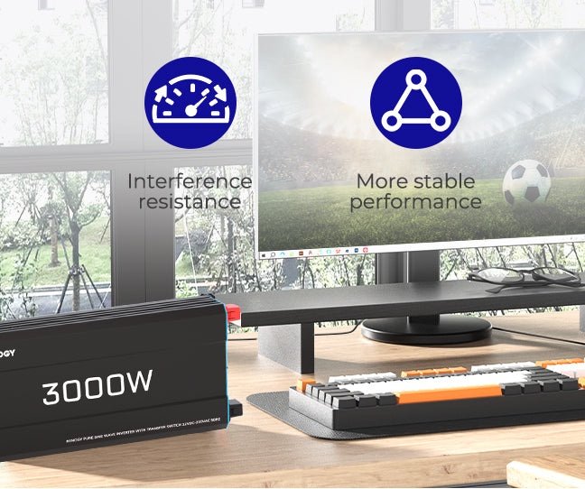 „Renogy“ 12 V grynos sinusinės bangos inverteris su UPS funkcija – ant darbo stalo šalia monitoriaus ir klaviatūros