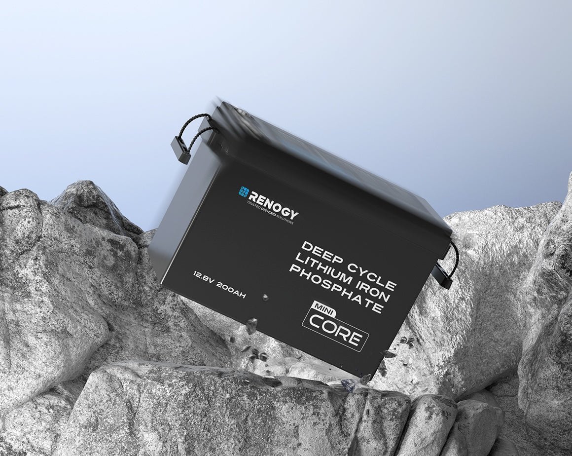 „Renogy Core Mini“ 12 V 200 Ah LiFePO4 akumuliatorius – atsparumas vibracijai ir smūgiams, akumuliatorius ant uolų