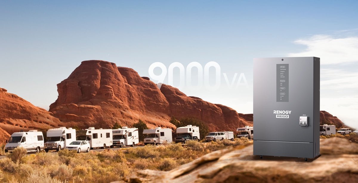 „Renogy REGO“ 3000 W 12 V inverteris su įkrovikliu – 9000 VA pikinė galia, kemperių stovyklavietė fone