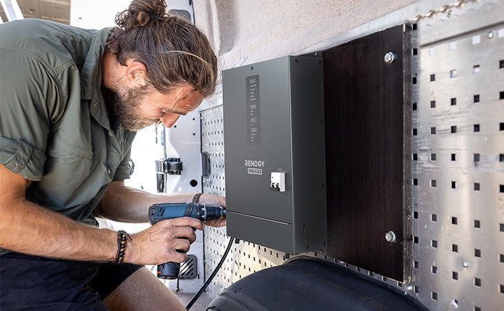 „Renogy REGO“ 3000 W 12 V inverteris su įkrovikliu – tvirtinimas prie furgono sienos